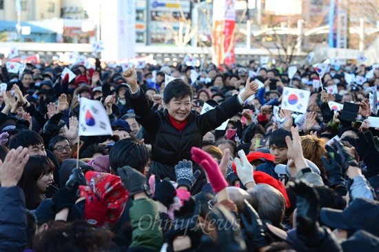 제18대 대통령선거를 하루 앞둔 18일 오후 부산 동구 부산역광장에서 박근혜 새누리당 당선자가 지지자들에게 인사하고 있다.