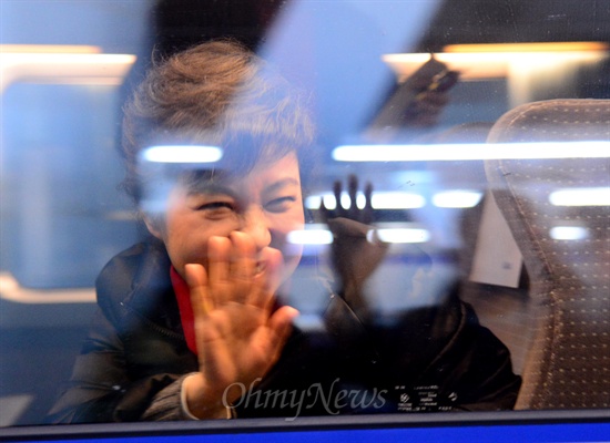 2012년 대선 당시 새누리당 박근혜 후보가 KTX에 올라 지지자들에게 인사를 하고 있다. 