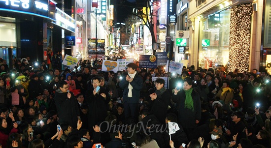 안철수 전 무소속 대선후보가 18일 오후 서울 중구 명동에서 투표참여 독려 번개에 참석한 가운데 시민들이 안철수 전 후보에게 휴대전화 조명을 켜주고 있다.