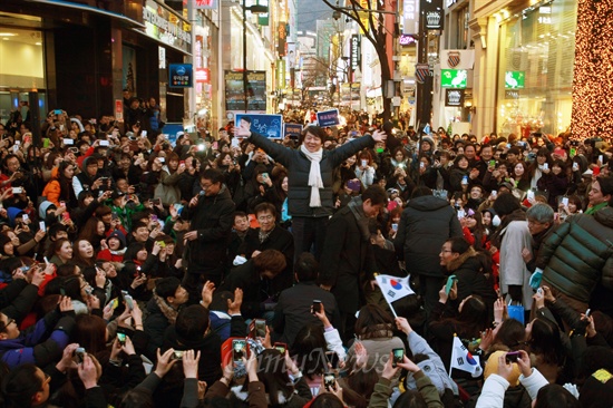 안철수 전 무소속 대선후보가 18일 오후 서울 중구 명동에서 투표참여 독려 번개를 열고 시민과 지지자들에게 손을 흔들며 인사하고 있다.