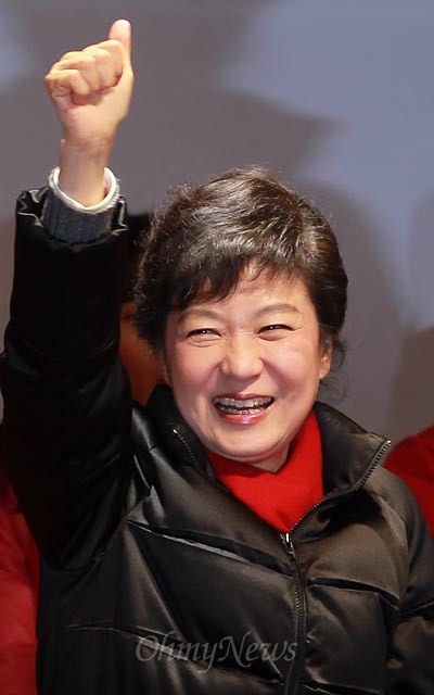 제18대 대통령 선거를 하루 앞둔 박근혜 새누리당 대선후보가 18일 오후 서울 종로구 광화문광장 유세에서 유권자와 지지자들에게 대선승리를 다짐하며 엄지손가락을 들어보이고 있다.