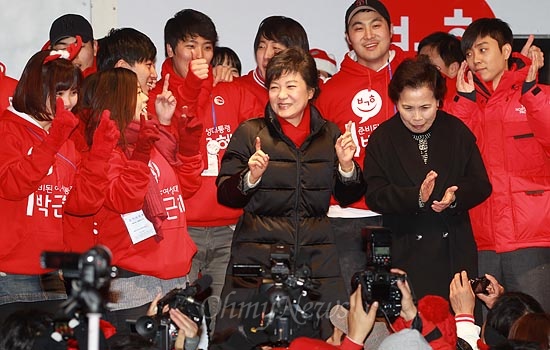 제18대 대통령 선거를 하루 앞둔 박근혜 새누리당 대선후보가 18일 오후 서울 종로구 광화문광장 유세에서 가수 이미자와 청년유세지원단 '빨간운동화' 단원들과 함께 '젊은 그대' 노래에 맞춰 율동을 따라하고 있다.
