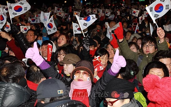 제18대 대통령 선거를 하루 앞둔 18일 오후 서울 종로구 광화문광장에서 열린 박근혜 새누리당 대선후보 유세에서 유권자와 지지자들이 태극기를 흔들며 "대통령 박근혜"를 외치고 있다.