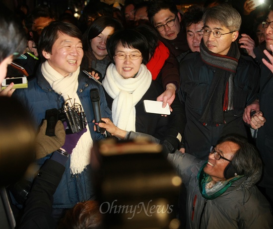안철수 전 무소속 대선예비후보가 18일 오후 서울 서초구 강남역 광장에서 투표참여 독려 번개를 마치고 기자들과 인터뷰를 하고 있다.