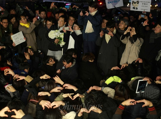 안철수 전 무소속 대선예비후보가 18일 오후 서울 서초구 강남역 광장에서 투표참여 독려 번개를 열고 하트를 만든 시민들을 핸드폰 카메라로 담고 있다.