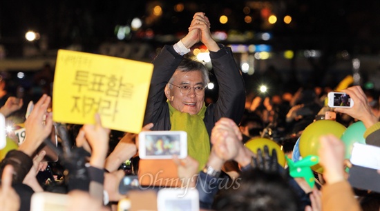 문재인 민주통합당 대선후보가 제18대 대통령선거일을 하루 앞둔 지난 18일 저녁 부산역 광장에서 마지막 유세를 펼치며 환호하는 지지자들을 향해 필승을 다짐하고 있다.