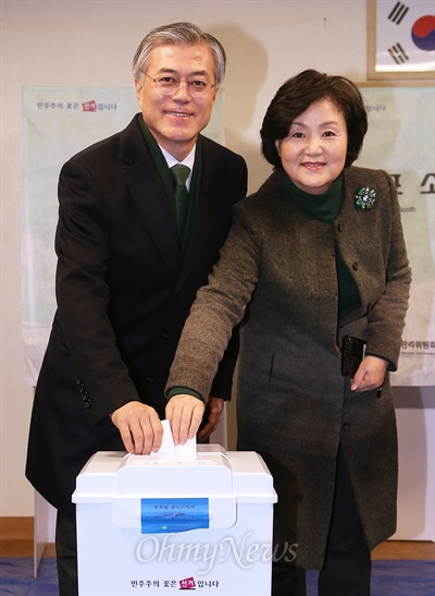 문재인 민주통합당 대선후보와 부인 김정숙씨가 19일 오전 부산 사상구 엄궁동 투표소에서 투표하고 있다.
