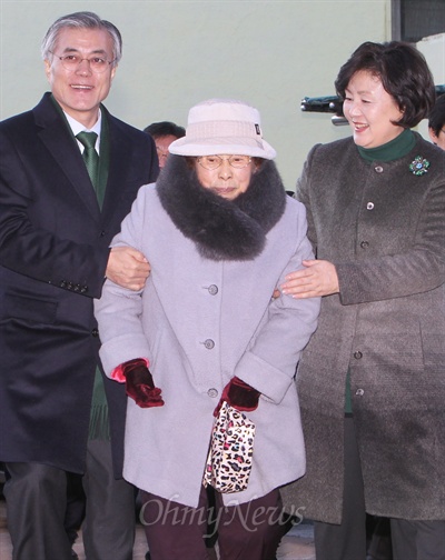 문재인 민주통합당 대선후보와 부인 김정숙씨가 19일 오전 부산 영도구 남항동에 살고 있는 어머니를 남중학교에 마련된 투표소로 안내하고 있다.