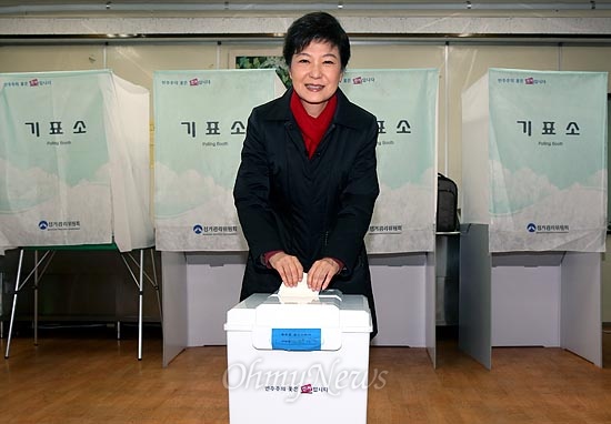 제18대 대통령선거 날인 지난해 12월 19일 오전 서울 강남구 언주중학교에 마련된 삼성2동 제3투표소에서 박근혜 당시 새누리당 대선후보가 기표를 마친 뒤 기표용지를 투표함에 넣고 있다.