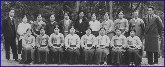 1930년대 기전여학교 학생들과 선생님