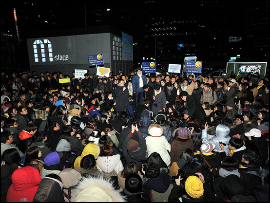 안철수 전 후보가 제18대 대통령선거를 하루 앞둔 18일 저녁 서울 강남역사거리에서 민주통합당 문재인 후보의 지원유세를 펼치고 있다. 