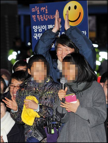 안철수 전 후보가 제18대 대통령선거를 하루 앞둔 18일 저녁 서울 강남역사거리에서 민주통합당 문재인 후보의 지원유세를 펼치고 있는 가운데 초등학생들이 자발적으로 참석해 '새정치란 무엇인가'에 대해 자신의 생각을 말하고 있다.