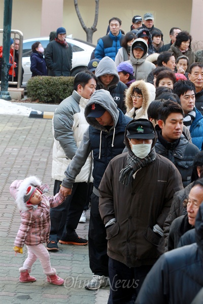 제18대 대통령선거 투표일인 19일 오전 서울 은평구 불광동 북한산 현대홈아파트에 설치된 불광1동 제2투표소앞에 유권자들이 길게 줄을 서 있다.