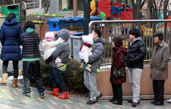 제18대 대통령선거 투표일인 19일 오전 서울 은평구 불광동 북한산 현대홈아파트에 설치된 불광1동 제2투표소앞에 유권자들이 길게 줄을 서 있다.