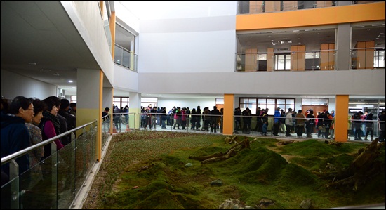 세종시 투표소에서는 유권자들이 투표를 하기 위해 줄을 서서 기다리고 있다.