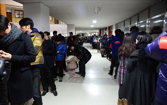 세종시 투표소에서는 유권자들이 투표를 하기 위해 줄을 서서 기다리고 있다.