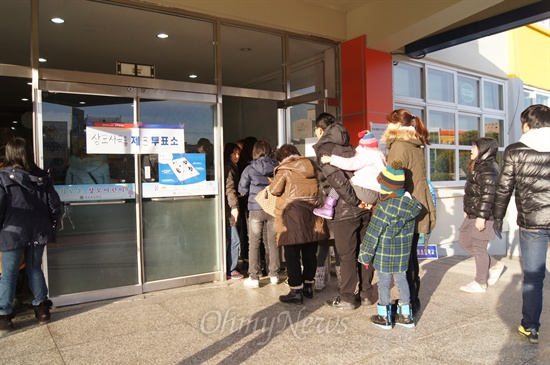 경북 구미시 상모동 상모초등학교 투표소에 오후 4시인데도 투표하려는 주민들이 줄을 서 있어 투표에 대한 열기가 뜨겁다.