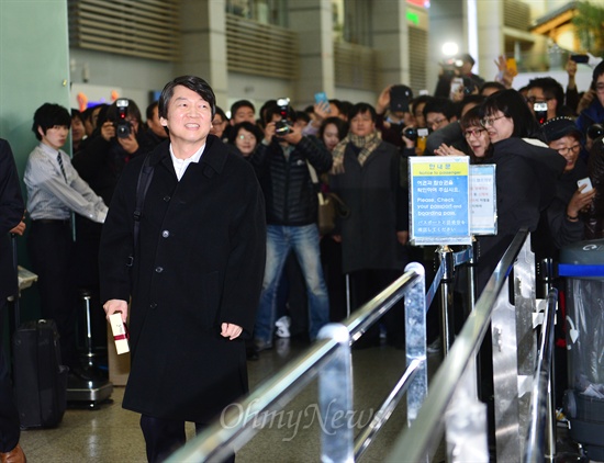  대통령 선거일인 19일 오후 안철수 전 무소속 대선후보가 투표를 마치고 인천공항을 통하여 출국하고 있다.