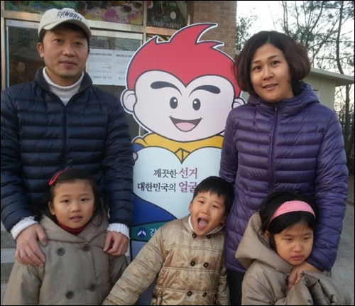 세쌍둥이 가족. 아빠 신혁재(42)씨와 아내 조양춘(40)씨.
