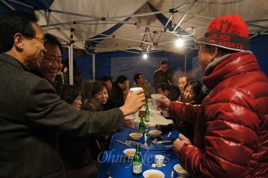 박정희 전 대통령 생가 앞 주차장에 마련된 천막에서 박근혜 후보가 이겼다는 출구조사가 지지자들이 나오자 건배를 하고 있다.