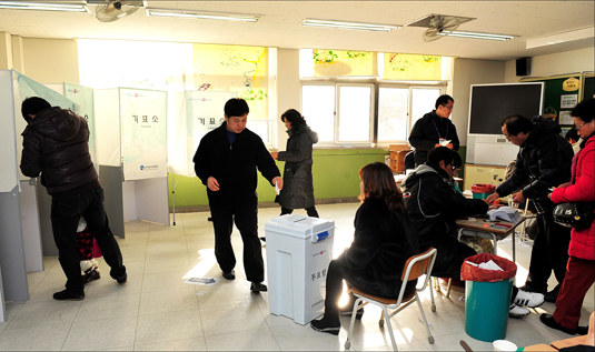 인천시 부평구 영선초등학교 투표소 모습.