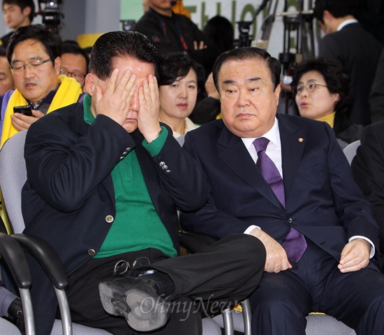 민주통합당 박지원 원내대표가 지난해 12월 19일 오후 서울 영등포 당사에 마련된 개표상황실에서 방송사 출구조사 결과를 지켜보다 얼굴을 감싸쥐고 있다.