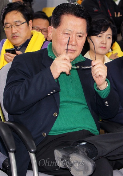 민주통합당 박지원 원내대표가 19일 오후 서울 영등포 당사에 마련된 개표상황실에서 방송사 출구조사 결과를 지켜보며 안경을 고쳐쓰고 있다.