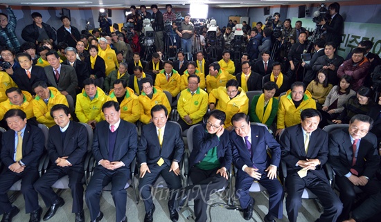 지난해 12월 19일 민주통합당 정세균 상임고문과 박지원 원내대표 등 당직자들이 서울 영등포 당사에 마련된 개표상황실에서 방송사 출구조사 결과를 지켜보고 있다.