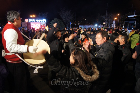 박근혜 후보 지지자들이 북을 치며 흥겨운 춤을 추고 있다. 이들은 연신 '박근혜 대통령"을 연호했다.
