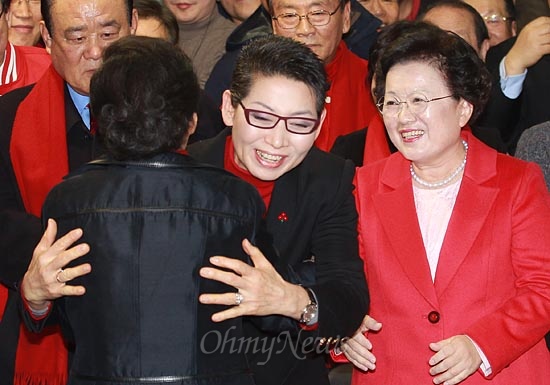 제18대 대통령선거에서 당선이 확실시 되고 있는 박근혜 새누리당 대선후보가 19일 오후 서울 여의도 새누리당사에 마련된 선거종합상황실을 방문하자, 김성주 공동선대위원장이 박 후보를 축하하며 포옹하고 있다.