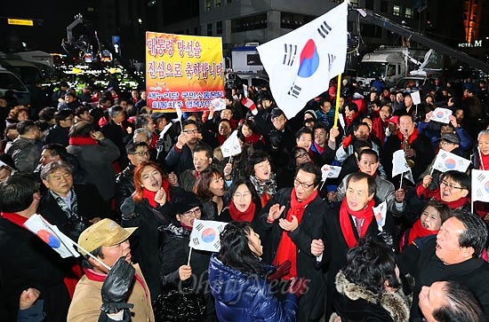 지난 2012년 12월 19일 오후 서울 영등포구 새누리당사 앞에서 새누리당 박근혜 대통령 당선인 지지자들이 환호하고 있다. 