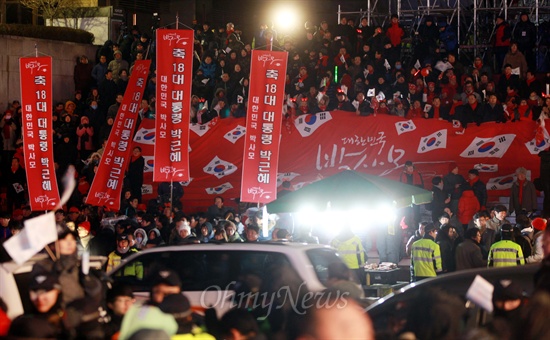 제18대 대통령선거가 치뤄진 19일 오후 박근혜 새누리당 대선후보 당선이 확정적인 가운데 서울 세종문화회관앞에서 '박사모' 회원들이 환호하고 있다.
