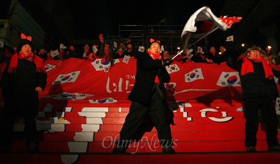 제18대 대통령선거가 치뤄진 19일 오후 박근혜 새누리당 대선후보가 당선이 확정적인 가운데 서울 광화문광장에서 '박사모'회원들이 태극기를 흔들며 응원을 하고 있다.