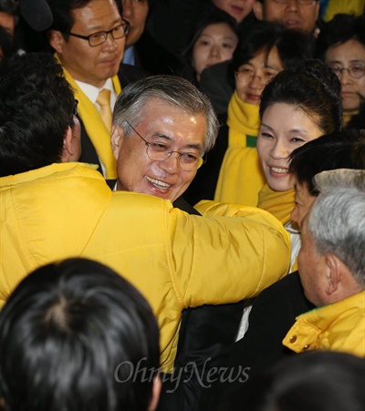 문재인 민주통합당 후보가 20일 밤 서울 영등포 당사에서 패배를 인정하고 박근혜 새누리당 후보의 당선을 축하하는 기자회견을 한 뒤 당사를 떠나며 당직자들과 포옹하고 있다.