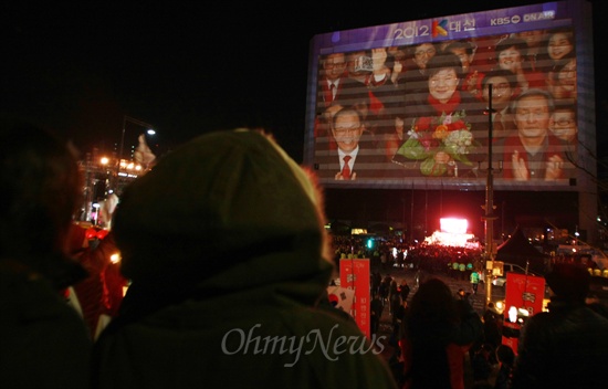 제18대 대통령선거가 치뤄진 19일 오후 박근혜 새누리당 대선후보가 당선이 확정적인 가운데 서울 광화문광장에서 '박사모'회원들이 대형스크린에 비친 박후보의 모습을 바라보고 있다.