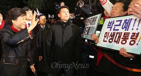  새누리당 박근혜 대통령후보가 당선이 확실시된 19일 밤 여의도 당사에 도착해 지지자들에게 손을 흔들고 있다. 

