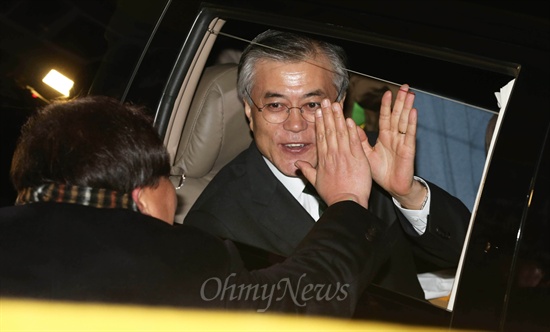 지난 2012년 12월 20일, 문재인 전 민주통합당 후보가 박근혜 새누리당 후보의 당선을 축하하는 기자회견을 한 뒤 당사를 나서며 지지자들에게 인사하고 있는 모습. 