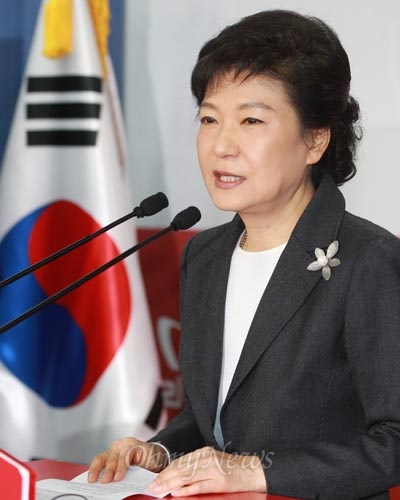 박근혜 대통령 당선인이 20일 오전 서울 여의도 새누리당에서 기자회견을 열고 "최초의 여성 대통령으로서 새로운 변화와 개혁을 국민 여러분과 함께 반드시 이뤄내겠습니다"며 인사말을 하고 있다.