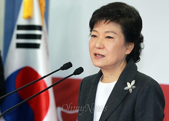 박근혜 대통령 당선인이 20일 오전 서울 여의도 새누리당에서 기자회견을 열고 "최초의 여성 대통령으로서 새로운 변화와 개혁을 국민 여러분과 함께 반드시 이뤄내겠습니다"며 인사말을 하고 있다.