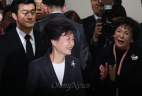 박근혜 대통령 당선인이 20일 오전 서울 여의도 새누리당에서 기자회견을 하기 위해 회견장으로 들어서자, 한 지지자가 박수치며 박 후보를 반기고 있다.