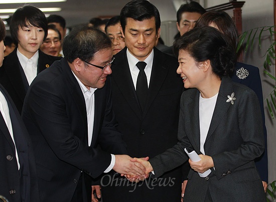 박근혜 대통령 당선인이 20일 오전 서울 여의도 새누리당에서 기자회견을 마친뒤 회견장을 나서며 안종범 의원과 인사를 나누고 있다.