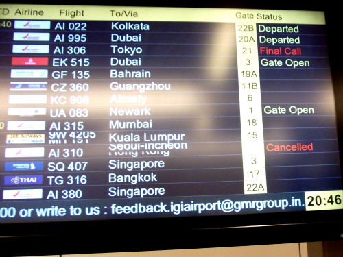 출국수속까지 밟고 탑승직전에 "Cancelled"이라고 표시된 델리 공항 비행스케줄 전광판