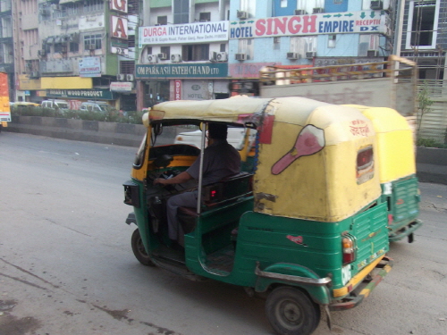 예측할 수 없는 기상천외의 해프닝이 연속적으로 일어나는 인도여행 (델리의 교통수단 오토릭샤)