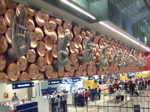 서울에서 출발을 할 때부터 4시간이나 지연되어 도착했던 델리 공항