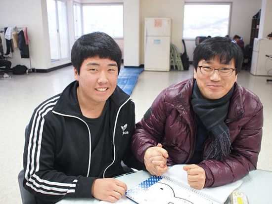 청소년극단 단장인 박범현(18·왼쪽)군과 인터뷰를 위해 함께 방문한 고영직 문학평론가(오른쪽)의 모습