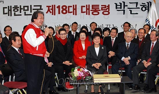 지난 2012년 박근혜 당시 대통령 당선인이 서울 여의도 새누리당사에서 열린 중앙선거대책위원회 해단식에 참석해 김무성 총괄선대본부장으로부터 당선 축하를 받고 있다.