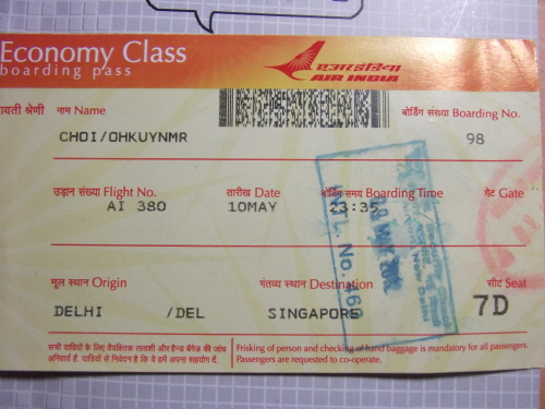 델리에서 싱가포르로 가는 탑승권을 가까스로 받아 탑승을 했다.