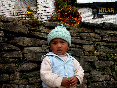 트레킹시 만날 수 있는 수박한 네팔 아이의 모습