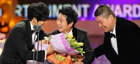  2010년 <KBS 연예대상> 우수상을 수상한 이수근이 이승기와 강호동의 축하를 받고 있다.