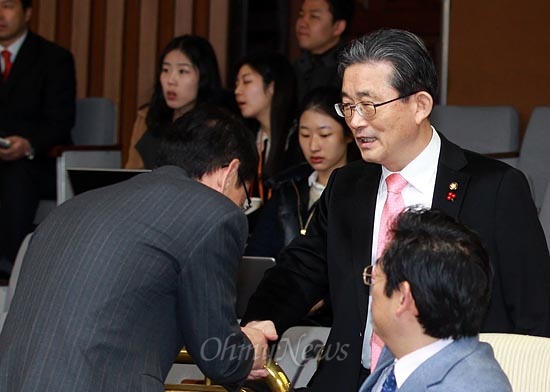 이한구 새누리당 원내대표가 지난 21일 오전 서울 여의도 국회에서 열린 확대원내대책회의에서 의원들과 인사를 나누며 환하게 웃고 있다.